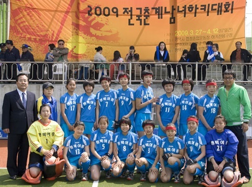 지난 2009년 열린 전국춘계남녀하키대회 여중부서 우승컵을 들어 올린 평택여중 하키부 선수단. 경기도하키협회 제공