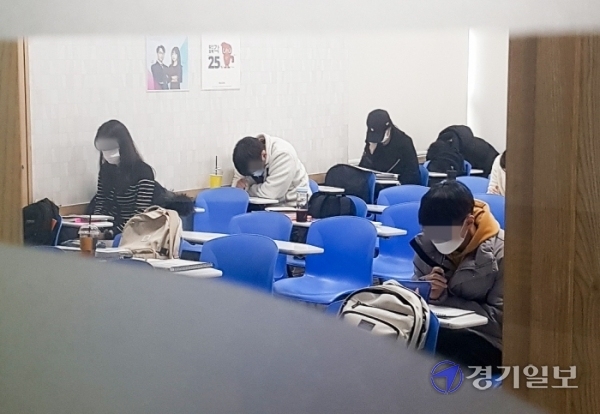 24일 오전 11시께 인천 부평구의 한 어학원에서 학생들이 쉬는 시간에도 거리두기를 지키고 있다. 강우진기자