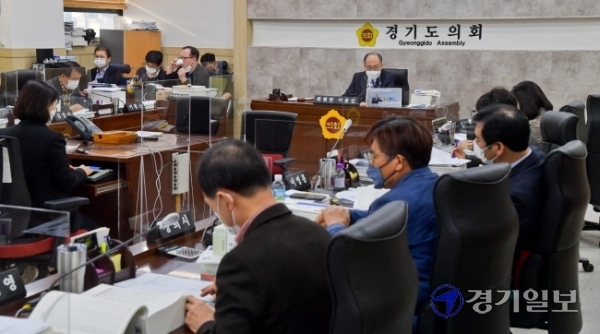 24일 오후 경기도의회 기획재정위원회 회의실에서 기재위 위원들이 경기도 감사관에 대한 '2021년도 경기도 예산안 심사'를 진행하고 있다. 윤원규기자
