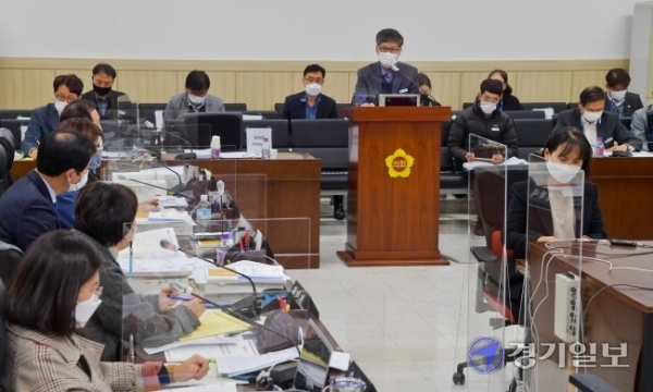 24일 오후 경기도의회 기획재정위원회 회의실에서 기재위 위원들이 경기도 감사관에 대한 '2021년도 경기도 예산안 심사'를 진행하고 있다. 윤원규기자