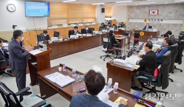 24일 오후 경기도의회 기획재정위원회 회의실에서 기재위 위원들이 경기도 감사관에 대한 '2021년도 경기도 예산안 심사'를 진행하고 있다. 윤원규기자