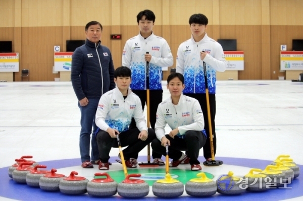 2020 KB금융 한국컬링선수권대회 남자부서 우승한 경기도컬링연맹. 최종길 도컬링연맹회장(왼쪽부터), 김산, 이준형, 박세원, 정영석. 김경수기자