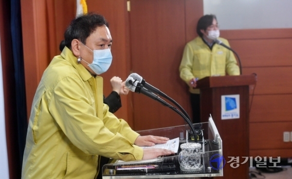 김재훈 경기도 보건건강국장이 25일 오후 도청 브리핑룸에서 코로나19 대응 온라인 브리핑을 하고 있다. 김 국장은 이날 