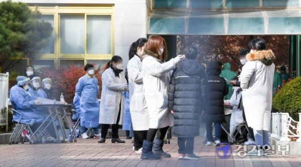 25일 오전 코로나19 확진자가 발생해 선별진료소가 차려진 인천시 연수구의 모 초등학교에서 학생들이 검체검사를 받고 있다. 확진자 학생은 해양경찰관이 다녀간 인천시 연수구의 모 유흥업소 방문 확진자의 가족이다. 장용준기자