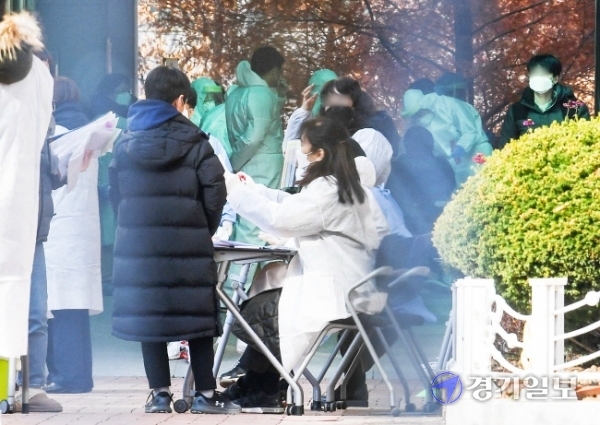 25일 오전 코로나19 확진자가 발생해 선별진료소가 차려진 인천시 연수구의 모 초등학교에서 학생들이 검체검사를 받고 있다. 확진자 학생은 해양경찰관이 다녀간 인천시 연수구의 모 유흥업소 방문 확진자의 가족이다. 장용준기자