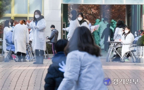 25일 오전 코로나19 확진자가 발생해 선별진료소가 차려진 인천시 연수구의 모 초등학교에서 학생들이 검체검사를 받고 있다. 확진자 학생은 해양경찰관이 다녀간 인천시 연수구의 모 유흥업소 방문 확진자의 가족이다. 장용준기자