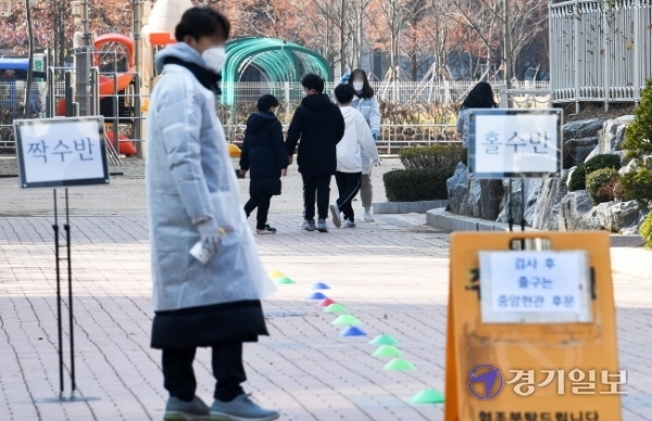 25일 오전 코로나19 확진자가 발생해 선별진료소가 차려진 인천시 연수구의 모 초등학교에서 학생들이 검체검사를 받고 있다. 확진자 학생은 해양경찰관이 다녀간 인천시 연수구의 모 유흥업소 방문 확진자의 가족이다. 장용준기자