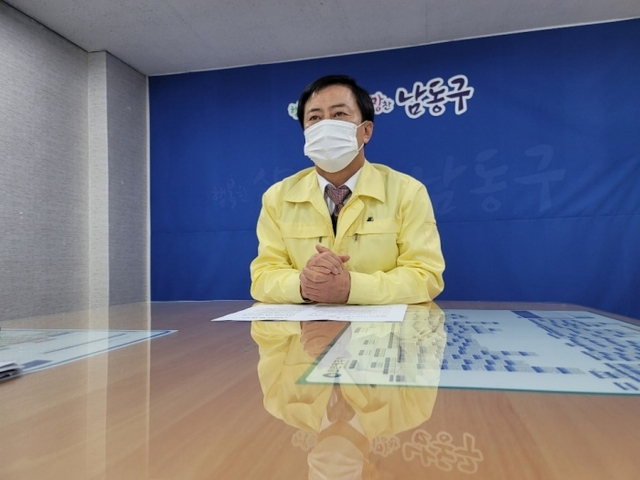 ▲ 26일 오전 11시 이강호 남동구청장이 구청사 브리핑룸에서 입장문을 발표하고 있다. 김경희기자