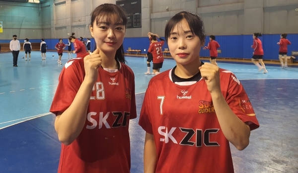 2020-2021 SK핸드볼코리아리그 여자부서 2연패에 도전하는 SK슈가글라이더즈의 기대주인 조수연(왼쪽)과 김금정이 화이팅을 외치고 있다.SK슈가글라이더즈 제공