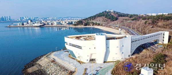 오이도항을 따라 시원하게 펼쳐진 해안선의 끝자락, 바다를 한껏 품은 오이도박물관이 있다. 조주현기자