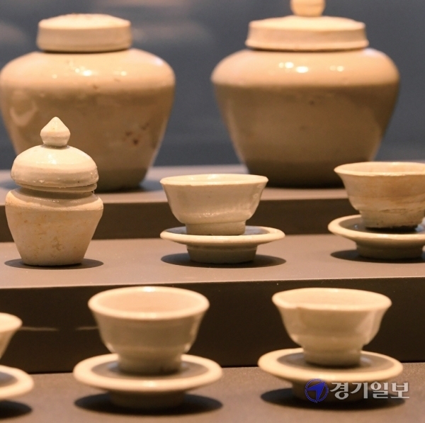 무덤에 넣는 작은 그릇인 명기. 조주현기자