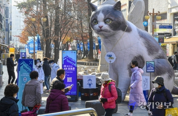 4차산업 첨단 미래기술을 비대면으로 체험하고 즐길 수 있는 ‘퓨처쇼2020’가 개막한 26일 오후 관람객들이 의정부시 행복로 시민광장에 설치된 '디지털사이니지' 앞을 지나고 있다.조주현기자