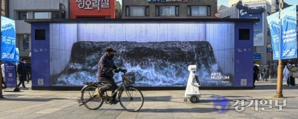 4차산업 첨단 미래기술을 비대면으로 체험하고 즐길 수 있는 ‘퓨처쇼2020’가 개막한 26일 오후 관람객들이 의정부시 행복로 시민광장에 설치된 '디지털사이니지' 앞을 지나고 있다.조주현기자
