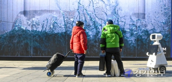 4차산업 첨단 미래기술을 비대면으로 체험하고 즐길 수 있는 ‘퓨처쇼2020’가 개막한 26일 오후 관람객들이 의정부시 행복로 시민광장에 설치된 '디지털사이니지' 앞을 지나고 있다.조주현기자