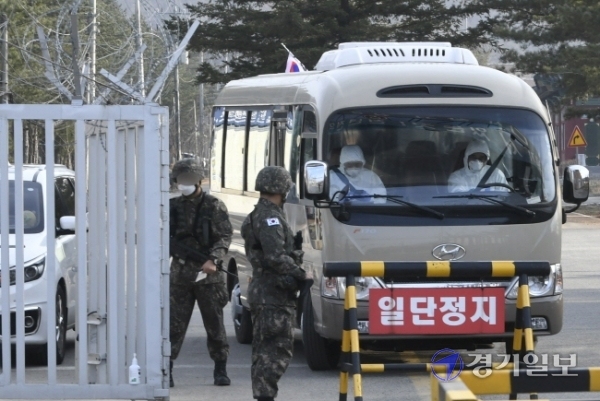 26일 연천군 육군 5사단 신병교육대에서 코로나19 확진자 수송 차량이 이동하고 있다. 전날 이곳에선 코로나19 확진자 70명이 발생했다.조주현기자