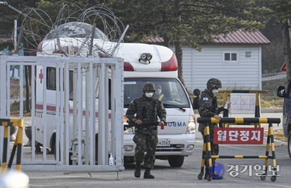 26일 연천군 육군 5사단 신병교육대에서 코로나19 확진자 수송 차량이 이동하고 있다. 전날 이곳에선 코로나19 확진자 70명이 발생했다.조주현기자