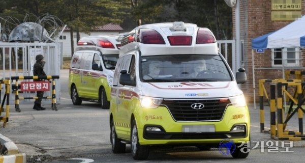 26일 연천군 육군 5사단 신병교육대에서 코로나19 확진자 수송 차량이 이동하고 있다. 전날 이곳에선 코로나19 확진자 70명이 발생했다.조주현기자