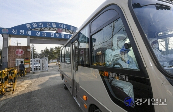 26일 연천군 육군 5사단 신병교육대에서 코로나19 확진자 수송 차량이 이동하고 있다. 전날 이곳에선 코로나19 확진자 70명이 발생했다.조주현기자