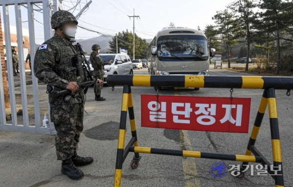 26일 연천군 육군 5사단 신병교육대에서 코로나19 확진자 수송 차량이 이동하고 있다. 전날 이곳에선 코로나19 확진자 70명이 발생했다.조주현기자