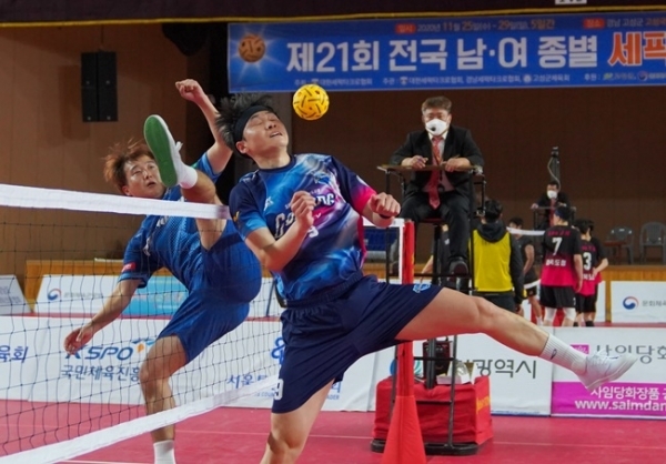 ▲ 26일 경남 고성국민체육센터에서 열린 제21회 전국남녀종별세팍타크로대회 남자 일반부 경북도청과의 쿼드이벤트 결승전서 고양시청의 임안수(오른쪽)가 헤딩을 하고 있다.대한세팍타크로협회 제공