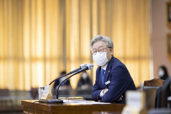 27일 오후 경기도청 신관 4층 제1회의실에서 열린 '11월 확대간부회의'에서 이재명 경기도지사가 발언하고 있다. 경기도 제공