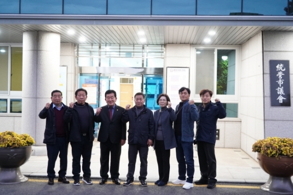 강화군의회 의원들이 통영시의회를 방문해 기념촬영을 하고 있다./강화군의회 제공<br>