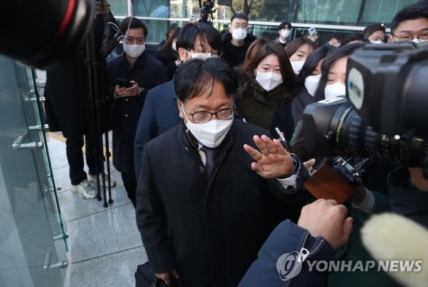 30일 서울 서초구 서울행정법원에서 윤석열 검찰총장의 직무 집행정지 처분에 대한 효력 집행정지 심문기일이 열렸다. 법무부 측 추미애 장관의 법률 대리인인 이옥형 변호사가 법정으로 향하고 있다. 연합뉴스