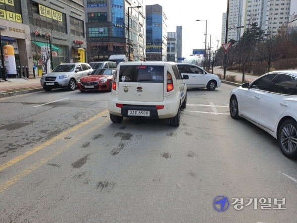 고양시 덕양구 원흥동 도래울센트럴더포레 아파트 후문 앞길이 도로에 무단 주정차한 차량들로 인해 출근시간마다 차량들이 엉키면서 혼란을 빚고 있다. 최태원기자