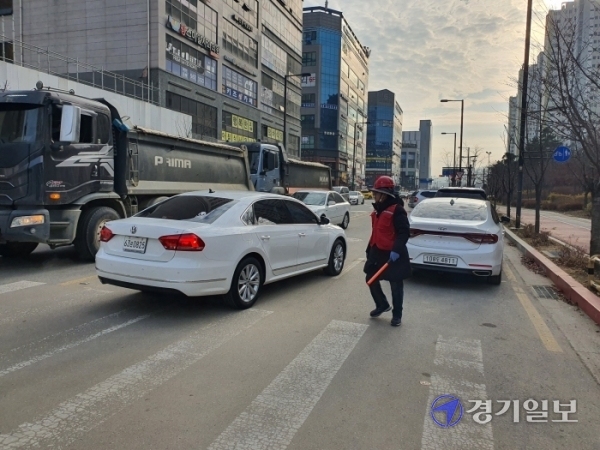 고양시 덕양구 원흥동 도래울센트럴더포레 아파트 후문 앞길이 도로에 무단 주정차한 차량들로 인해 출근시간마다 차량들이 엉키면서 혼란을 빚고 있다. 최태원기자