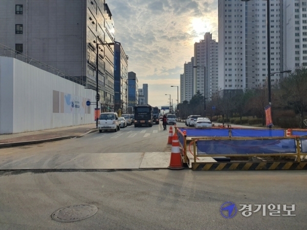 고양시 덕양구 원흥동 도래울센트럴더포레 아파트 후문 앞길이 도로에 무단 주정차한 차량들로 인해 출근시간마다 차량들이 엉키면서 혼란을 빚고 있다. 최태원기자