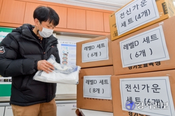 2021학년도 대학수학능력시험을 사흘 앞둔 30일 오후 수원시 조원고등학교 예비시험장에서 교사가 수능 당일 사용할 각종 방역용품을 점검하고 있다. 윤원규기자