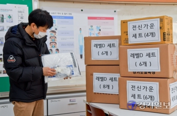 2021학년도 대학수학능력시험을 사흘 앞둔 30일 오후 수원시 조원고등학교 예비시험장에서 교사가 수능 당일 사용할 각종 방역용품을 점검하고 있다. 윤원규기자