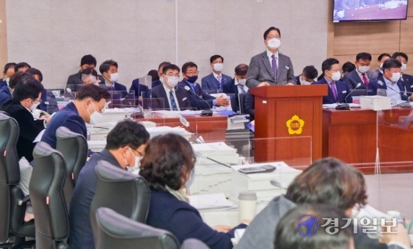 도의회 추경예산 심의 30일 오전 경기도의회 예산결산특별위원회에서 의원들이 ‘제3회 경기도 추가경정 예산안 및 2021년도 예산안’ 심의를 하고 있다.  윤원규기자