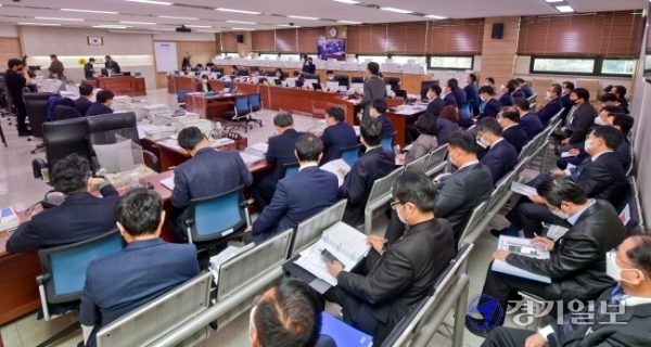 도의회 추경예산 심의 30일 오전 경기도의회 예산결산특별위원회에서 의원들이 ‘제3회 경기도 추가경정 예산안 및 2021년도 예산안’ 심의를 하고 있다.  윤원규기자
