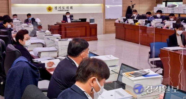 도의회 추경예산 심의 30일 오전 경기도의회 예산결산특별위원회에서 의원들이 ‘제3회 경기도 추가경정 예산안 및 2021년도 예산안’ 심의를 하고 있다.  윤원규기자