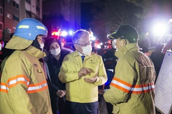 사진설명-이재명 경기도지사가 1일 오후 군포시에 위치한 아파트 화재 현장을 찾아 이형철 경기도 소방재난본부장 등 관계자들로부터 화재 진압 상황을 보고 받고 현장을 살펴 보고있다.경기도 제공