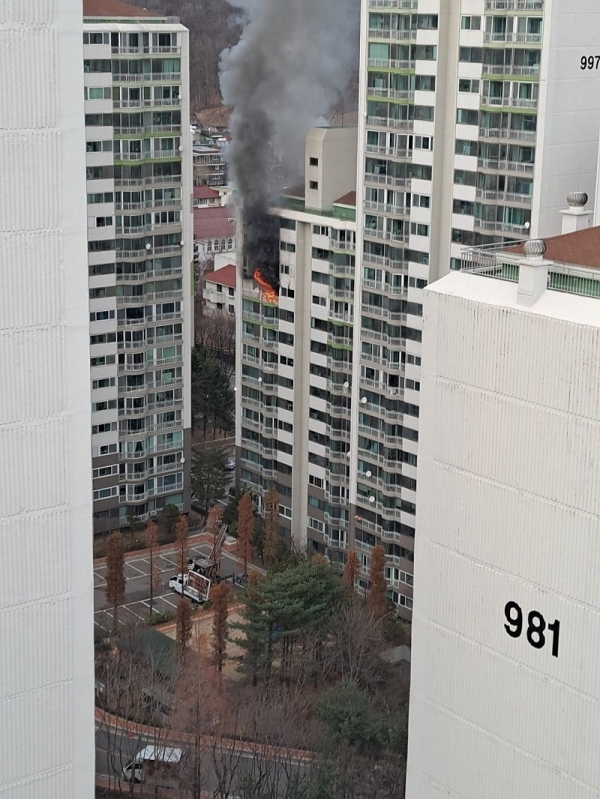 1일 오후 4시37분께 군포시 산본동의 한 아파트 12층에서 불이 나 4명이 사망했다. 독자 제공