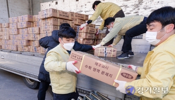 2021학년도 대학수학능력시험을 이틀 앞둔 1일 오전 인천시교육청 관계자들이 중구의 한 보관 창고로 수능 문제지와 답안지를 옮기고 있다. 이번 수능시험은 코로나19 여파로 2주 연기되면서  사상 처음 12월에 치러진다. 장용준기자