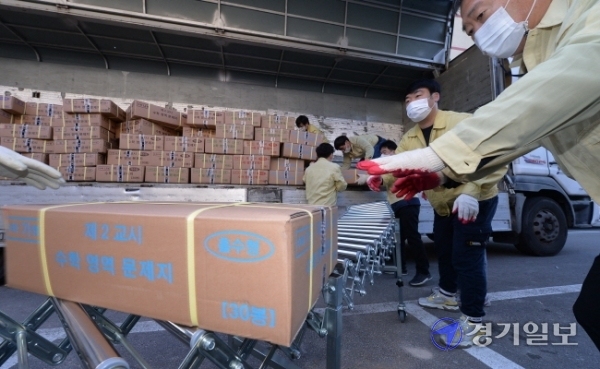 2021학년도 대학수학능력시험을 이틀 앞둔 1일 오전 인천시교육청 관계자들이 중구의 한 보관 창고로 수능 문제지와 답안지를 옮기고 있다. 이번 수능시험은 코로나19 여파로 2주 연기되면서  사상 처음 12월에 치러진다. 장용준기자