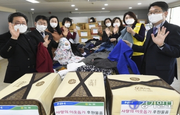 1일 오전 수원시자원봉사센터에서 열린 ‘NH농협은행 수원시여성책임자회 사랑의 이웃돕기 후원물품 전달식’에서 NH농협 정용왕  경기지역본부장, 노종배 수원시지부장, 박현미 수원시여성책임자회 센터장. 백재근 경기도자원봉사센터 이사장 등이 기념촬영을 하고 있다. 이날 NH농협은행은 재활용 가능한 옷, 라면, 쌀, 김치 등을 수원시자원봉사센터에 기부했다.조주현기자