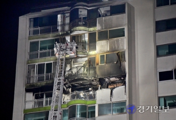 1일 오후 4시 37분께 군포시 산본동의 한 아파트에서 화재가 발생, 5명이 사망했다. 화재로 처참히 망가진 아파트의 모습. 윤원규기자