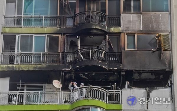 2일 오전 군포시 산본동의 한 아파트 화재현장에서 감식반이 현장점검을 하고 있다. 지난 1일 발생한 화재로 4명의 사망자와 7명의 부상자가 발생했다. 윤원규 기자