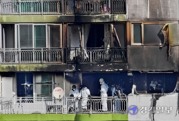 2일 오전 군포시 산본동의 한 아파트 화재현장에서 감식반이 현장점검을 하고 있다. 지난 1일 발생한 화재로 4명의 사망자와 7명의 부상자가 발생했다. 윤원규 기자