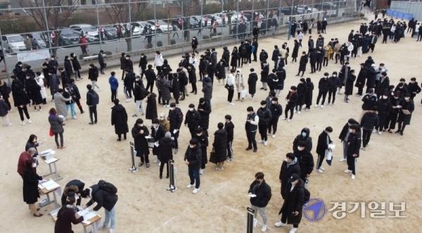 2021학년도 대학수학능력시험일을 하루 앞둔 2일 수원시 수성고등학교에서 수험생들이 수험표를 받고 있다. 조주현기자