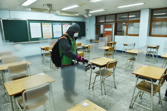 ▲ 2021학년도 수능을 하루 앞둔 2일 성남고등학교에서 방역 활동이 진행되고 있다2. 경기도교육청 제공