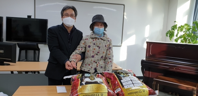 ▲ 김영식 드림온학교장(왼쪽)과 후원자 한기화 여사