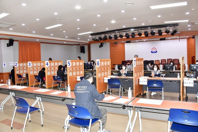 ▲ 4월9일 성남시 분당구청에서 소상공인 경영안정비 신청 접수 받고 있다(1)