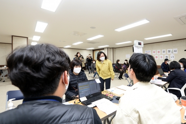 ▲ 4월22일 은수미성남시장이 성남형 1차연대안전기금접수현장을찾았다