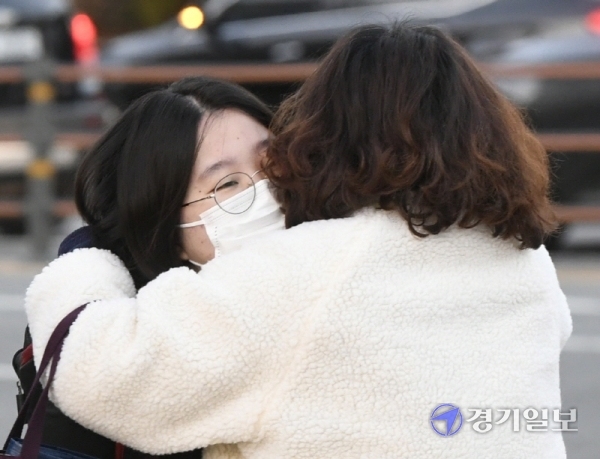 2021학년도 대학수학능력시험일인 3일 오전 한 수험생이 어머니의 응원을 받으며 수원시 효원고등학교 고사장으로 향하고 있다. 조주현기자