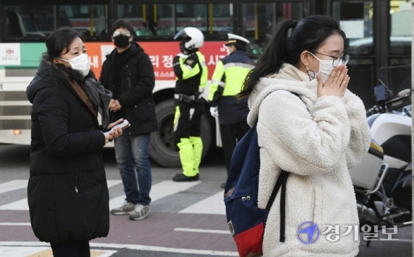 2021학년도 대학수학능력시험일인 3일 오전 한 수험생이 어머니의 응원을 받으며 수원시 효원고등학교 고사장으로 향하고 있다. 조주현기자